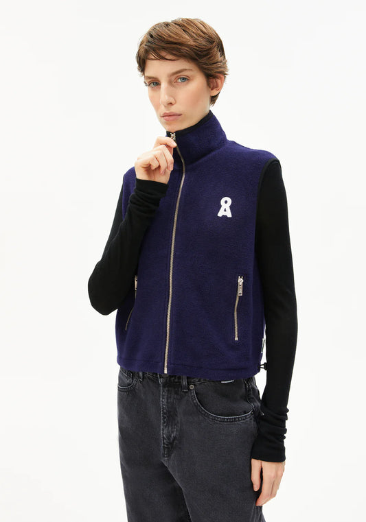 ICONIC A KARLENAA VEST MADE FROM ORGANIC COTTON- Tinted Navy