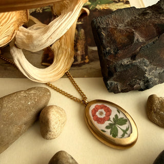 "Sinensis" Floral Oval Cold Porcelain Charm Necklace In Gold