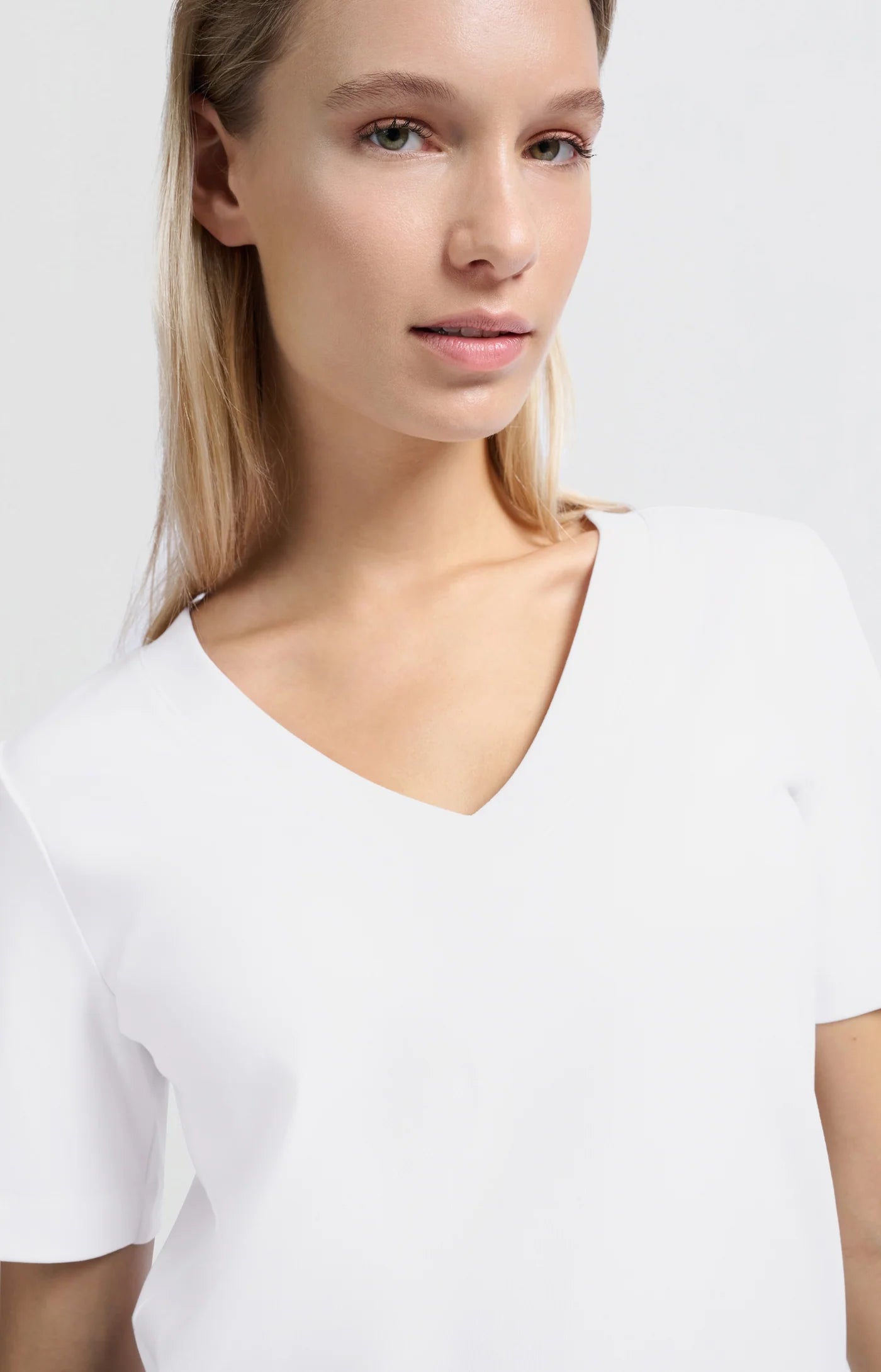 Basic T-shirt with V-neck and short sleeves