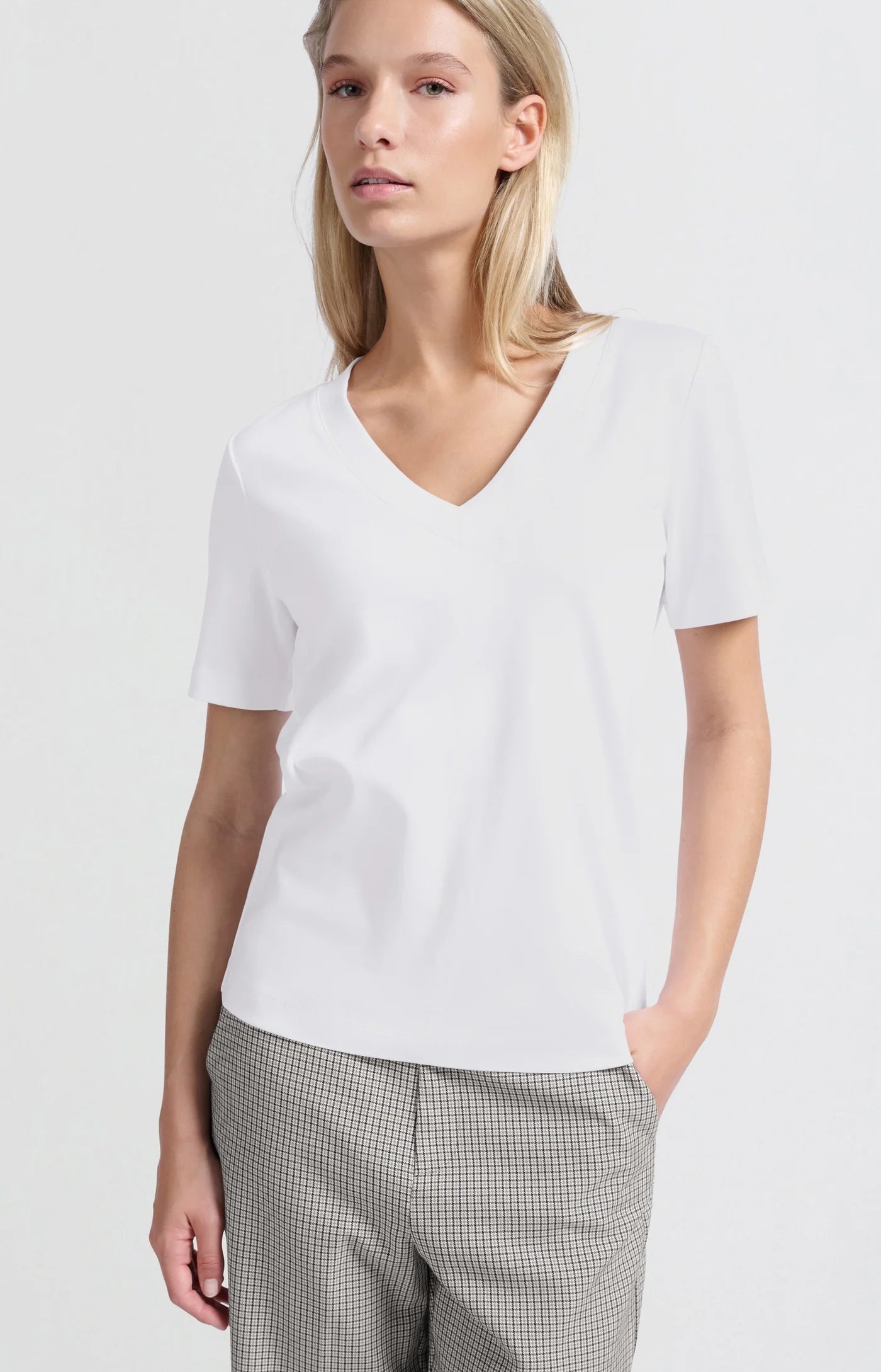 Basic T-shirt with V-neck and short sleeves