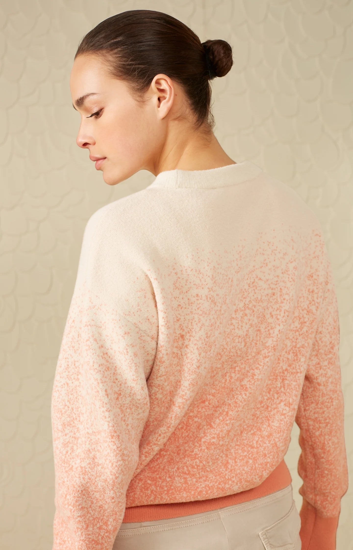 Crabapple Dip dye sweater with crewneck and long sleeves