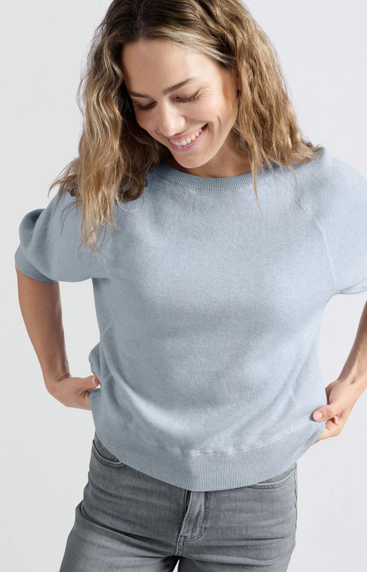 Sweater with raglan sleeves and round neck