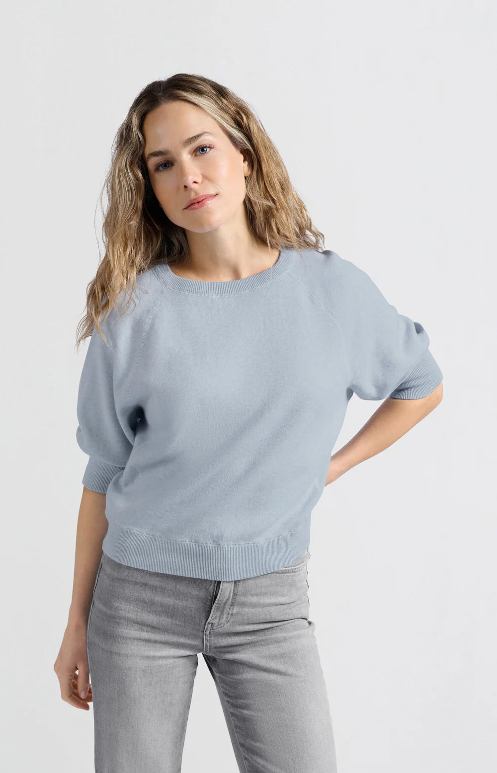 Sweater with raglan sleeves and round neck