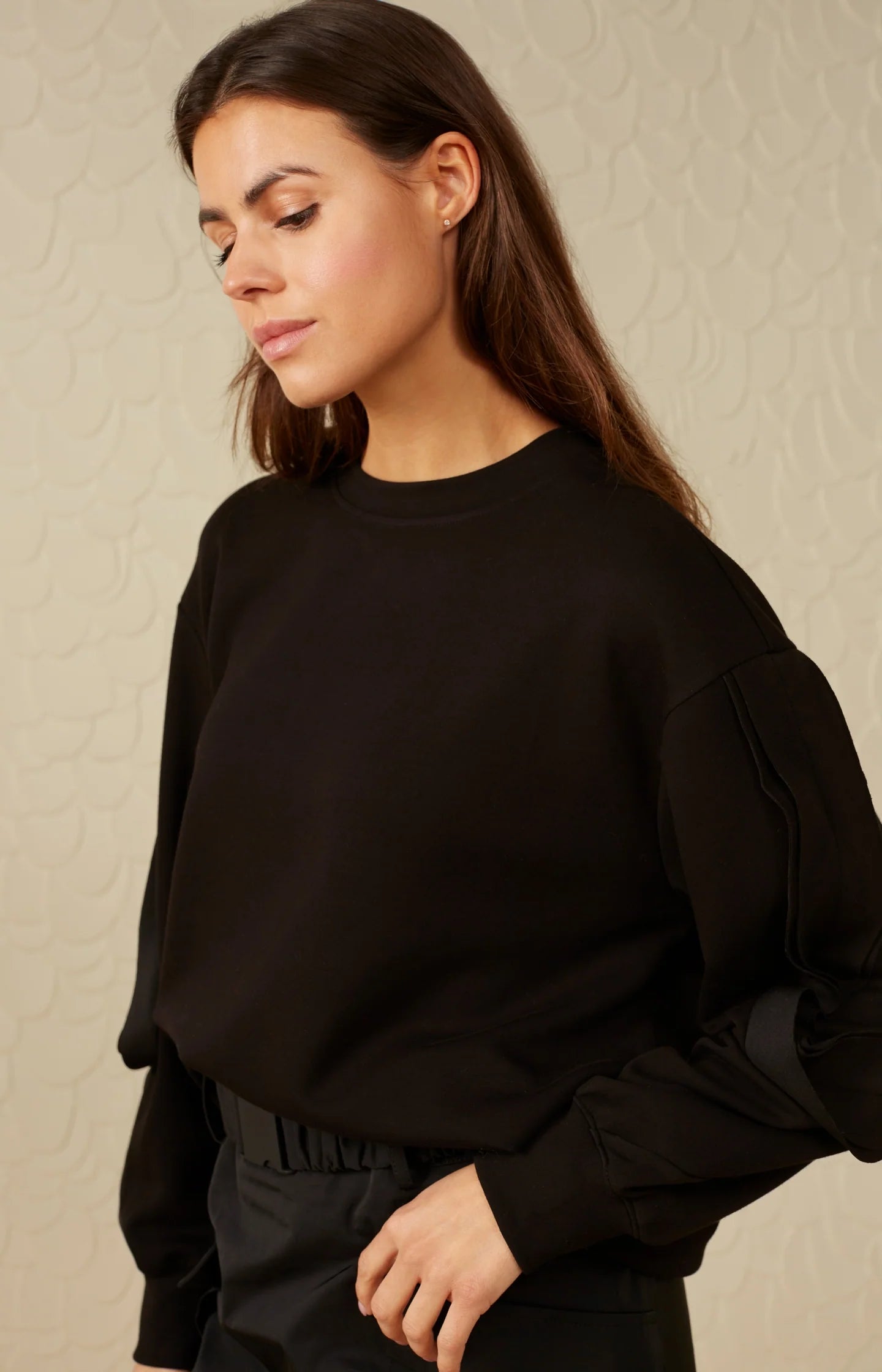 Sweatshirt with crewneck, puff sleeves and ruffle detail