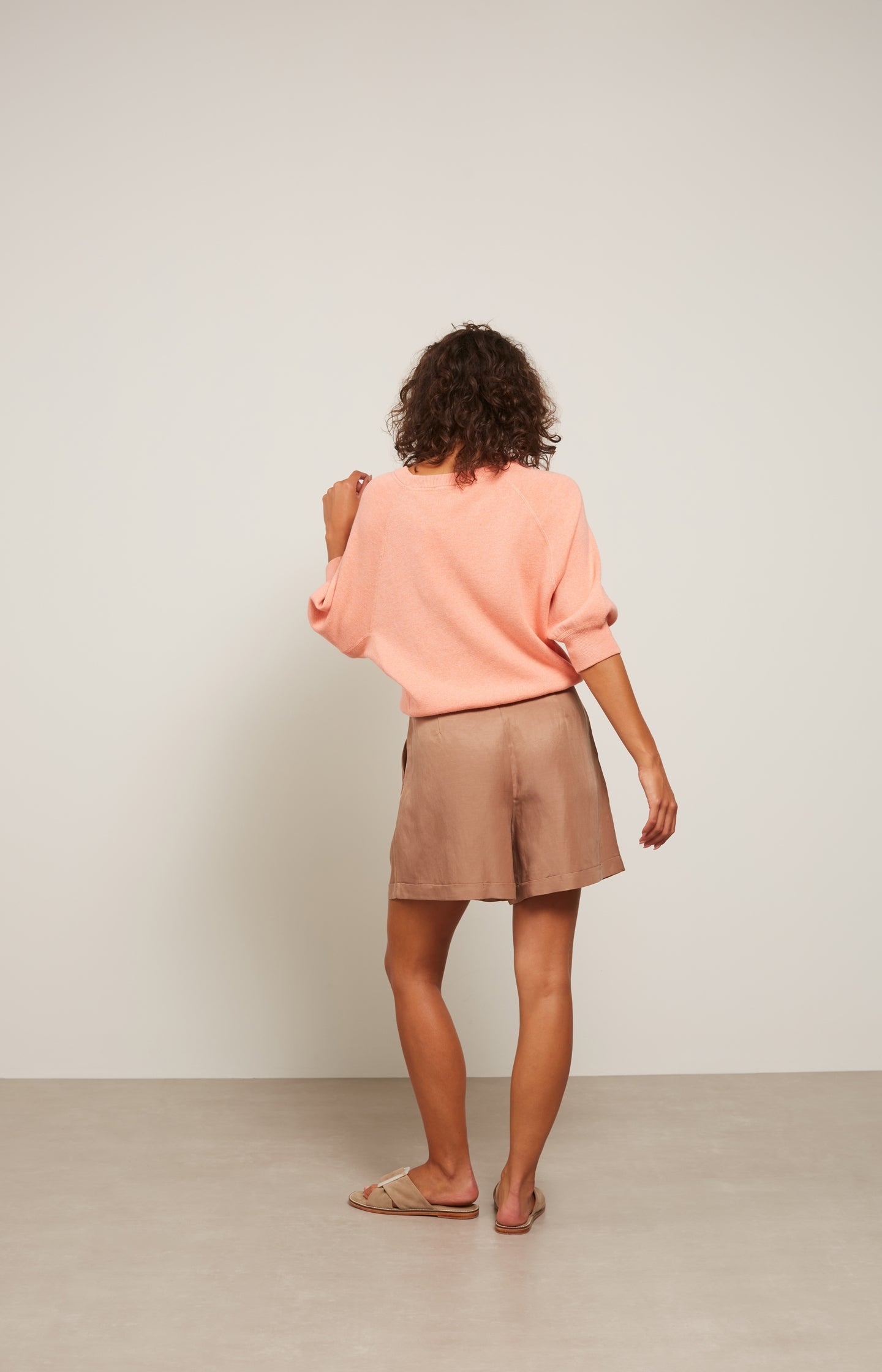 Woven short with high waist, pockets and pleated details