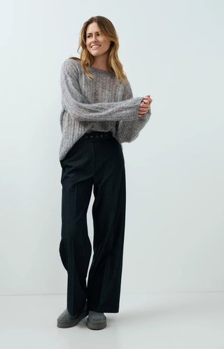 Woven trousers with belt and subtle sheen